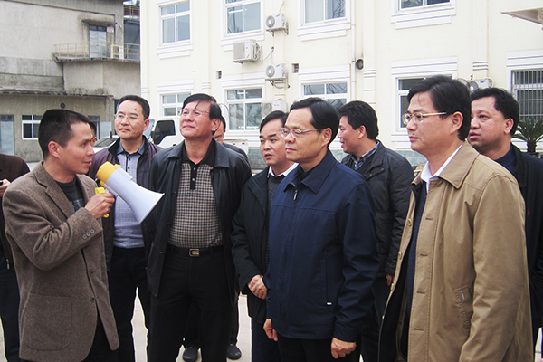 2013年12月，廣西自治區(qū)黨委副書(shū)記、人民政府主席陳武（右二，時(shí)任南寧市委書(shū)記）來(lái)武鳴錦龍調(diào)研