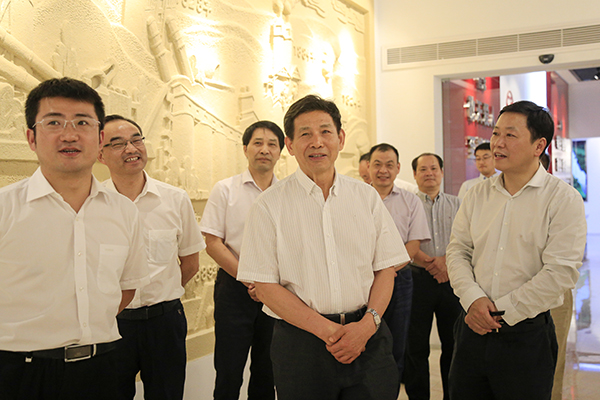 2017年9月，中國建筑材料聯(lián)合會(huì)會(huì)長喬龍德（中）來集團(tuán)調(diào)研，充分肯定集團(tuán)在創(chuàng)新驅(qū)動(dòng)、綠色發(fā)展、“一帶一路”等方面取得的成績