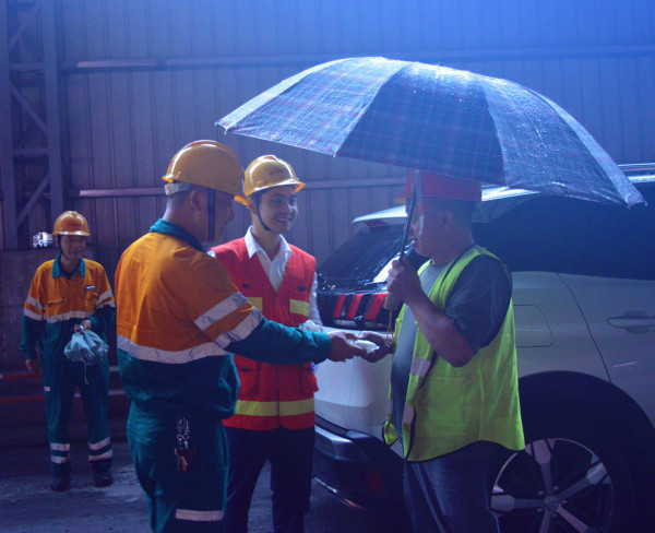 江油紅獅組織中秋佳節(jié)“下車間送溫暖”活動(dòng)——月圓中秋，情系一線