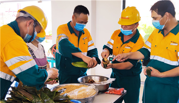 青粽傳情寄鄉(xiāng)思——老撾萬(wàn)象紅獅開(kāi)展“品民俗、迎端午”包粽子活動(dòng)
