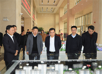 2021年12月，蘭溪市委副書記、市長朱俊華（中）來紅獅集團(tuán)調(diào)研