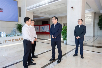 2023年10月，金華市委書記朱重烈（右二）來紅獅集團(tuán)調(diào)研，對(duì)企業(yè)踐行共建“一帶一路”倡議、實(shí)施國際化發(fā)展戰(zhàn)略取得的成效給予肯定