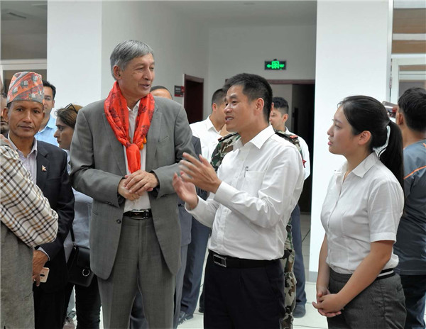 尼泊爾副總理兼財(cái)政部長于巴·拉吉·卡蒂瓦達(dá)（左二）來尼泊爾紅獅希望視察