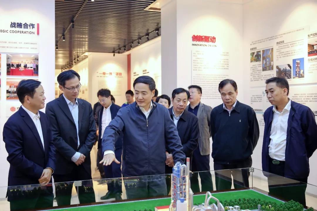 浙江省人大常委會(huì)副主任趙光君（左三）看望省人大代表、紅獅集團(tuán)董事長章小華